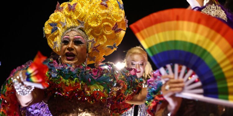 Festival LGBT+ Corpos Visíveis terá workshop de maquiagem e DJ neste domingo